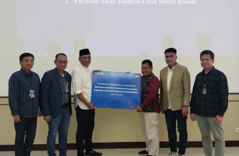Komisaris Independen Bank BTN Pietra Machreza Paloh didampingi perwakilan BTN Batam menyerahkan CSR ke salah satu penerima. Foto: INIKEPRI.COM