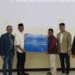 Komisaris Independen Bank BTN Pietra Machreza Paloh didampingi perwakilan BTN Batam menyerahkan CSR ke salah satu penerima. Foto: INIKEPRI.COM