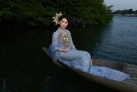 Shaniya MacLeod berpose memukau dengan balutan busana adat bernuansa biru langit di atas perahu tradisional di tengah alam Kepri yang tenang. Foto ini mencerminkan akar budaya, kearifan lokal, dan harmoni alam Kepulauan Riau—sebuah identitas yang ingin dibawanya ke panggung nasional. Dengan kecintaan pada tanah kelahiran, Shaniya ingin menunjukkan bahwa Kepri bukan hanya indah, tapi juga kaya akan nilai dan cerita. Foto: Dok. Pribadi Shaniya Macleod 