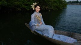 Shaniya MacLeod berpose memukau dengan balutan busana adat bernuansa biru langit di atas perahu tradisional di tengah alam Kepri yang tenang. Foto ini mencerminkan akar budaya, kearifan lokal, dan harmoni alam Kepulauan Riau—sebuah identitas yang ingin dibawanya ke panggung nasional. Dengan kecintaan pada tanah kelahiran, Shaniya ingin menunjukkan bahwa Kepri bukan hanya indah, tapi juga kaya akan nilai dan cerita. Foto: Dok. Pribadi Shaniya Macleod 
