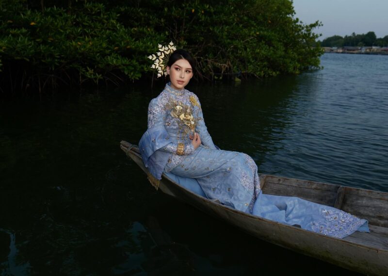 Shaniya MacLeod berpose memukau dengan balutan busana adat bernuansa biru langit di atas perahu tradisional di tengah alam Kepri yang tenang. Foto ini mencerminkan akar budaya, kearifan lokal, dan harmoni alam Kepulauan Riau—sebuah identitas yang ingin dibawanya ke panggung nasional. Dengan kecintaan pada tanah kelahiran, Shaniya ingin menunjukkan bahwa Kepri bukan hanya indah, tapi juga kaya akan nilai dan cerita. Foto: Dok. Pribadi Shaniya Macleod 