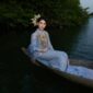 Shaniya MacLeod berpose memukau dengan balutan busana adat bernuansa biru langit di atas perahu tradisional di tengah alam Kepri yang tenang. Foto ini mencerminkan akar budaya, kearifan lokal, dan harmoni alam Kepulauan Riau—sebuah identitas yang ingin dibawanya ke panggung nasional. Dengan kecintaan pada tanah kelahiran, Shaniya ingin menunjukkan bahwa Kepri bukan hanya indah, tapi juga kaya akan nilai dan cerita. Foto: Dok. Pribadi Shaniya Macleod 