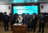 Bupati Natuna Cen Sui Lan menandatangani dokumen pengesahan Rancangan Peraturan Daerah (Ranperda) tentang RPJMD Kabupaten Natuna Tahun 2025–2029 dalam Rapat Paripurna DPRD Kabupaten Natuna, Jumat (25/7/2025). Hadir mendampingi Ketua DPRD Natuna Rusdi, Wakil Bupati Jarmin, Sekda Boy Wijanarko, serta sejumlah anggota DPRD lainnya. Foto: INIKEPRI.COM/NatunaKab 
