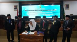 Bupati Natuna Cen Sui Lan menandatangani dokumen pengesahan Rancangan Peraturan Daerah (Ranperda) tentang RPJMD Kabupaten Natuna Tahun 2025–2029 dalam Rapat Paripurna DPRD Kabupaten Natuna, Jumat (25/7/2025). Hadir mendampingi Ketua DPRD Natuna Rusdi, Wakil Bupati Jarmin, Sekda Boy Wijanarko, serta sejumlah anggota DPRD lainnya. Foto: INIKEPRI.COM/NatunaKab 