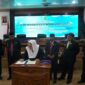 Bupati Natuna Cen Sui Lan menandatangani dokumen pengesahan Rancangan Peraturan Daerah (Ranperda) tentang RPJMD Kabupaten Natuna Tahun 2025–2029 dalam Rapat Paripurna DPRD Kabupaten Natuna, Jumat (25/7/2025). Hadir mendampingi Ketua DPRD Natuna Rusdi, Wakil Bupati Jarmin, Sekda Boy Wijanarko, serta sejumlah anggota DPRD lainnya. Foto: INIKEPRI.COM/NatunaKab 