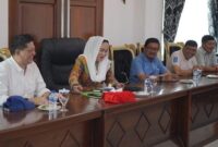 Bupati Natuna, Cen Sui Lan, menginisiasi langkah strategis dengan menggelar rapat kerja bersama Kepala Balai Pelaksanaan Jalan Nasional (BPJN) Kepulauan Riau. Foto: Istimewa 