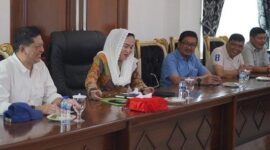 Bupati Natuna, Cen Sui Lan, menginisiasi langkah strategis dengan menggelar rapat kerja bersama Kepala Balai Pelaksanaan Jalan Nasional (BPJN) Kepulauan Riau. Foto: Istimewa 