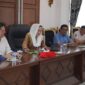 Bupati Natuna, Cen Sui Lan, menginisiasi langkah strategis dengan menggelar rapat kerja bersama Kepala Balai Pelaksanaan Jalan Nasional (BPJN) Kepulauan Riau. Foto: Istimewa 