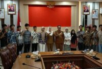 Bupati Natuna Cen Sui Lan dan Wakil Bupati Jarmin Sidik berfoto bersama 15 mahasiswa penerima beasiswa kuliah di Telkom University dan Politeknik Perkapalan Negeri Surabaya, usai acara silaturahmi dan pelepasan yang digelar di ruang rapat Kantor Bupati Natuna, Senin (28/7/2025). Pertemuan ini menjadi momen penyemangat bagi para putra-putri daerah untuk menimba ilmu dan kembali membangun Natuna. Foto: Istimewa 