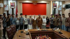 Bupati Natuna Cen Sui Lan dan Wakil Bupati Jarmin Sidik berfoto bersama 15 mahasiswa penerima beasiswa kuliah di Telkom University dan Politeknik Perkapalan Negeri Surabaya, usai acara silaturahmi dan pelepasan yang digelar di ruang rapat Kantor Bupati Natuna, Senin (28/7/2025). Pertemuan ini menjadi momen penyemangat bagi para putra-putri daerah untuk menimba ilmu dan kembali membangun Natuna. Foto: Istimewa 
