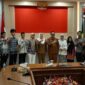 Bupati Natuna Cen Sui Lan dan Wakil Bupati Jarmin Sidik berfoto bersama 15 mahasiswa penerima beasiswa kuliah di Telkom University dan Politeknik Perkapalan Negeri Surabaya, usai acara silaturahmi dan pelepasan yang digelar di ruang rapat Kantor Bupati Natuna, Senin (28/7/2025). Pertemuan ini menjadi momen penyemangat bagi para putra-putri daerah untuk menimba ilmu dan kembali membangun Natuna. Foto: Istimewa 