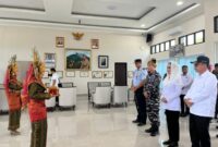 Bupati Natuna, Cen Sui Lan, mendamping langsung prosesi penyambutan Danguspurla Koarmada I, Laksamana Pertama TNI Nurlan. Foto: INIKEPRI.COM/NatunaKab 