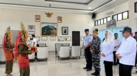 Bupati Natuna, Cen Sui Lan, mendamping langsung prosesi penyambutan Danguspurla Koarmada I, Laksamana Pertama TNI Nurlan. Foto: INIKEPRI.COM/NatunaKab 