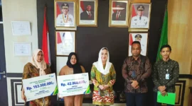 Bupati Natuna, Cen Sui Lan (tengah), secara simbolis menyerahkan santunan jaminan kematian dan beasiswa pendidikan kepada dua ahli waris nelayan, Armidawati (kiri) dan Fatimah (kedua dari kiri), di ruang kerjanya, Kamis (30/7/2025). Santunan senilai total Rp205,5 juta tersebut berasal dari program BPJS Ketenagakerjaan yang iurannya ditanggung pemerintah. Hadir dalam kesempatan itu perwakilan BPJS Ketenagakerjaan Natuna dan jajaran terkait. Foto: Istimewa 