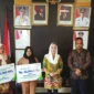Bupati Natuna, Cen Sui Lan (tengah), secara simbolis menyerahkan santunan jaminan kematian dan beasiswa pendidikan kepada dua ahli waris nelayan, Armidawati (kiri) dan Fatimah (kedua dari kiri), di ruang kerjanya, Kamis (30/7/2025). Santunan senilai total Rp205,5 juta tersebut berasal dari program BPJS Ketenagakerjaan yang iurannya ditanggung pemerintah. Hadir dalam kesempatan itu perwakilan BPJS Ketenagakerjaan Natuna dan jajaran terkait. Foto: Istimewa 
