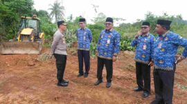 Wali Kota Tanjungpinang H. Lis Darmansyah, S.H beserta Kapolres Tanjungpinang Kombes Pol Hamam Wahyudi, S.H., S.I.K., M.H, didampingi Sekretaris Daerah Kota Tanjungpinang Zulhidayat, S.Hut, Kadis PU Kota Tanjungpinang DR. Rusli, M.Eng, dan Camat Tanjungpinang Kota, Ridwan Budo, S.IP., meninjau pelaksanaan kegiatan pematangan lahan lokasi pembangunan Sekolah Rakyat di Tanjungpinang, Kamis (17/7). Foto: INIKEPRI.COM/TanjungpinangKota 