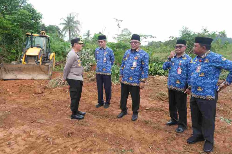 Wali Kota Tanjungpinang H. Lis Darmansyah, S.H beserta Kapolres Tanjungpinang Kombes Pol Hamam Wahyudi, S.H., S.I.K., M.H, didampingi Sekretaris Daerah Kota Tanjungpinang Zulhidayat, S.Hut, Kadis PU Kota Tanjungpinang DR. Rusli, M.Eng, dan Camat Tanjungpinang Kota, Ridwan Budo, S.IP., meninjau pelaksanaan kegiatan pematangan lahan lokasi pembangunan Sekolah Rakyat di Tanjungpinang, Kamis (17/7). Foto: INIKEPRI.COM/TanjungpinangKota 
