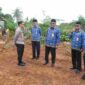 Wali Kota Tanjungpinang H. Lis Darmansyah, S.H beserta Kapolres Tanjungpinang Kombes Pol Hamam Wahyudi, S.H., S.I.K., M.H, didampingi Sekretaris Daerah Kota Tanjungpinang Zulhidayat, S.Hut, Kadis PU Kota Tanjungpinang DR. Rusli, M.Eng, dan Camat Tanjungpinang Kota, Ridwan Budo, S.IP., meninjau pelaksanaan kegiatan pematangan lahan lokasi pembangunan Sekolah Rakyat di Tanjungpinang, Kamis (17/7). Foto: INIKEPRI.COM/TanjungpinangKota 