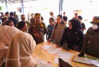 Pemerintah Kota Tanjungpinang melalui Satuan Polisi Pamong Praja (Satpol PP) melaksanakan kegiatan penertiban Pedagang Kaki Lima (PKL) yang menempati ruang milik jalan (Rumija) seperti trotoar dan bahu jalan di sepanjang kawasan Pasar Bincen, Kamis (10/07/2025). Foto: INIKEPRI.COM