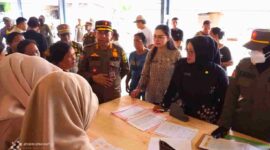 Pemerintah Kota Tanjungpinang melalui Satuan Polisi Pamong Praja (Satpol PP) melaksanakan kegiatan penertiban Pedagang Kaki Lima (PKL) yang menempati ruang milik jalan (Rumija) seperti trotoar dan bahu jalan di sepanjang kawasan Pasar Bincen, Kamis (10/07/2025). Foto: INIKEPRI.COM