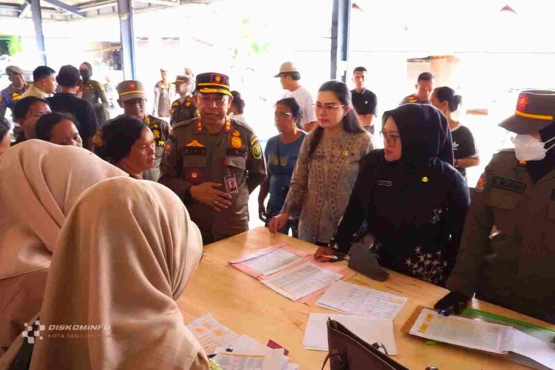 Pemerintah Kota Tanjungpinang melalui Satuan Polisi Pamong Praja (Satpol PP) melaksanakan kegiatan penertiban Pedagang Kaki Lima (PKL) yang menempati ruang milik jalan (Rumija) seperti trotoar dan bahu jalan di sepanjang kawasan Pasar Bincen, Kamis (10/07/2025). Foto: INIKEPRI.COM