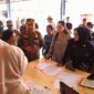 Pemerintah Kota Tanjungpinang melalui Satuan Polisi Pamong Praja (Satpol PP) melaksanakan kegiatan penertiban Pedagang Kaki Lima (PKL) yang menempati ruang milik jalan (Rumija) seperti trotoar dan bahu jalan di sepanjang kawasan Pasar Bincen, Kamis (10/07/2025). Foto: INIKEPRI.COM