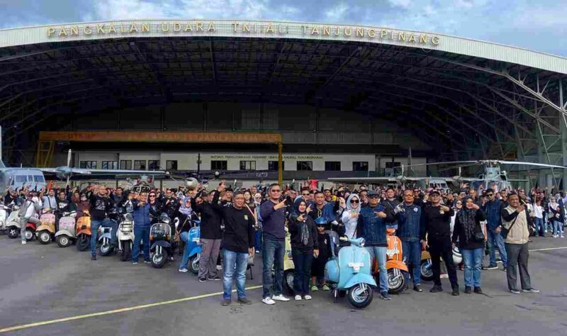 Sekitar 250 pecinta Vespa dari berbagai daerah di Indonesia hingga mancanegara memeriahkan Sunset Scooter Parade 2025, Sabtu (5/7). Foto: INIKEPRI.COM