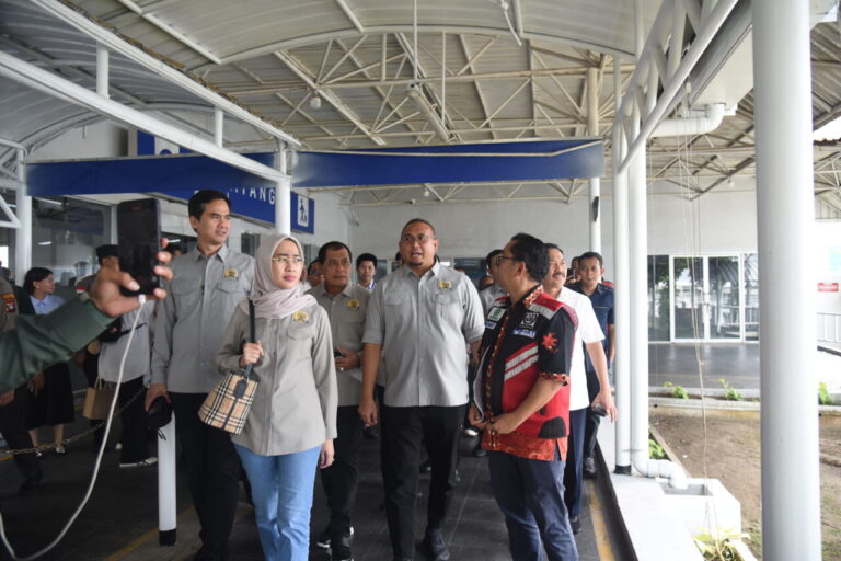 Wakil Ketua Komisi VI DPR RI, Andre Rosiade, berkunjung ke Pelabuhan Internasional Batam Center dalam kunjungan kerjanya ke Batam, Kepulauan Riau, Jumat (18/7) kemarin. Foto: INIKEPRI.COM