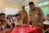 Lis saat melakukan dialog dengan pelajar SMP Negeri 7 Tanjungpinang, Selasa (22/7). Foto: INIKEPRI.COM