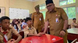 Lis saat melakukan dialog dengan pelajar SMP Negeri 7 Tanjungpinang, Selasa (22/7). Foto: INIKEPRI.COM