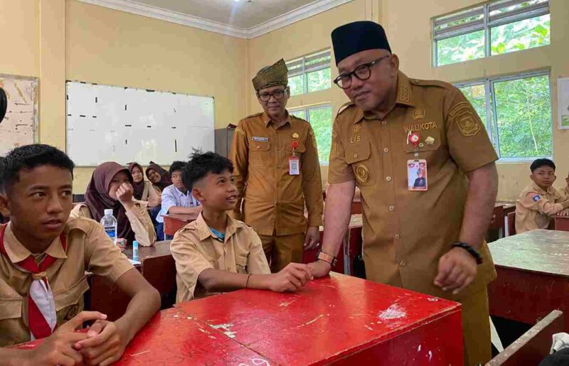Lis saat melakukan dialog dengan pelajar SMP Negeri 7 Tanjungpinang, Selasa (22/7). Foto: INIKEPRI.COM