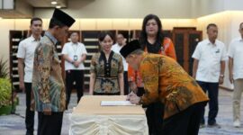 Kepala BP Batam, Amsakar Achmad resmi melantik Kolonel Laut (K) dr. Tanto Budiharto sebagai Direktur Rumah Sakit Badan Pengusahaan (RSBP) Batam, Selasa (1/7/2025). Foto: INIKEPRI.COM/BP Batam 