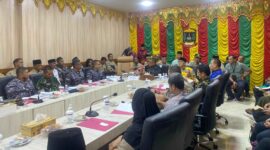 Wali Kota Tanjungpinang, Lis Darmansyah, memimpin Focus Group Discussion (FGD) bersama Forum Kewaspadaan Dini Masyarakat (FKDM) Kota Tanjungpinang, di ruang rapat Besar Lembaga Adat Melayu (LAM) Provinsi Kepulauan Riau, Jumat (4/7/2025). Foto: INIKEPRI.COM