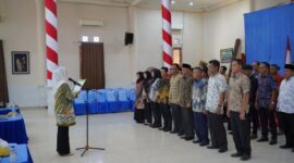 Bupati Natuna, Cen Sui Lan, secara resmi mengukuhkan kepengurusan Ikatan Keluarga Besar Masyarakat Batu Hitam (IKABRATAM) untuk periode 2025–2028. Foto: INIKEPRI.COM