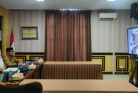 Bupati Natuna, Cen Sui Lan, menjadi narasumber utama dalam kegiatan bertajuk “Analisis Penerapan Strategi Pertahanan Laut Dalam Menghadapi Ancaman Pelanggaran di Wilayah Laut Natuna” yang diselenggarakan oleh Markas Besar Angkatan Laut melalui Sekolah Staf dan Komando Angkatan Laut (Seskoal). Senin, (7/7/2025), secara daring dari ruang Zoom Meeting Bupati Natuna. Foto: INIKEPRI.COM/NatunaKab 