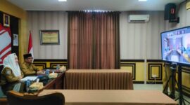 Bupati Natuna, Cen Sui Lan, menjadi narasumber utama dalam kegiatan bertajuk “Analisis Penerapan Strategi Pertahanan Laut Dalam Menghadapi Ancaman Pelanggaran di Wilayah Laut Natuna” yang diselenggarakan oleh Markas Besar Angkatan Laut melalui Sekolah Staf dan Komando Angkatan Laut (Seskoal). Senin, (7/7/2025), secara daring dari ruang Zoom Meeting Bupati Natuna. Foto: INIKEPRI.COM/NatunaKab 