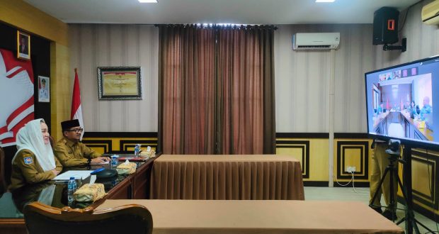 Bupati Natuna, Cen Sui Lan, menjadi narasumber utama dalam kegiatan bertajuk “Analisis Penerapan Strategi Pertahanan Laut Dalam Menghadapi Ancaman Pelanggaran di Wilayah Laut Natuna” yang diselenggarakan oleh Markas Besar Angkatan Laut melalui Sekolah Staf dan Komando Angkatan Laut (Seskoal). Senin, (7/7/2025), secara daring dari ruang Zoom Meeting Bupati Natuna. Foto: INIKEPRI.COM/NatunaKab 