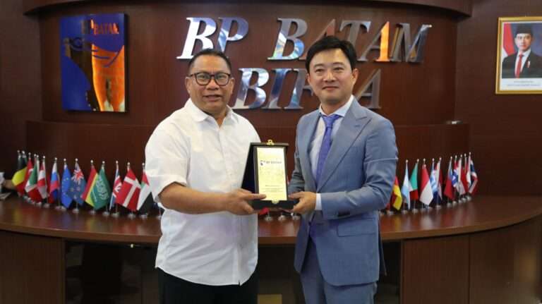 Deputi Bidang Investasi dan Pengusahaan BP Batam, Fary Francis menerima kunjungan Calon Investor dari Korea Selatan, Kim Junghyeon pada Selasa (8/7/2025) di Marketing Centre BP Batam. Foto: INIKEPRI.COM/BP Batam 