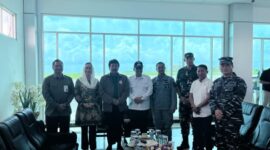 Pemerintah Daerah Kabupaten Natuna menyambut kedatangan Kepala Biro Sarana dan Prasarana (Sarpras) Badan Keamanan Laut Republik Indonesia (Bakamla RI), Laksamana Pertama Agung Setiawan, M.Han, beserta rombongan dalam kunjungan kerja ke Natuna, Rabu (16/7/2025). Foto: INIKEPRI.COM/NatunaKab 