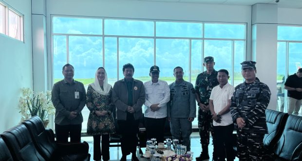 Pemerintah Daerah Kabupaten Natuna menyambut kedatangan Kepala Biro Sarana dan Prasarana (Sarpras) Badan Keamanan Laut Republik Indonesia (Bakamla RI), Laksamana Pertama Agung Setiawan, M.Han, beserta rombongan dalam kunjungan kerja ke Natuna, Rabu (16/7/2025). Foto: INIKEPRI.COM/NatunaKab 
