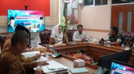 Bupati Natuna Cen Sui Lan, mengikuti peluncuran koperasi merah putih oleh Presiden Prabowo Subianto dari Ruang Rapat Lantai II Kantor Bupati Natuna, Senin (21/7/2025). Foto: INIKEPRI.COM