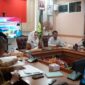 Bupati Natuna Cen Sui Lan, mengikuti peluncuran koperasi merah putih oleh Presiden Prabowo Subianto dari Ruang Rapat Lantai II Kantor Bupati Natuna, Senin (21/7/2025). Foto: INIKEPRI.COM
