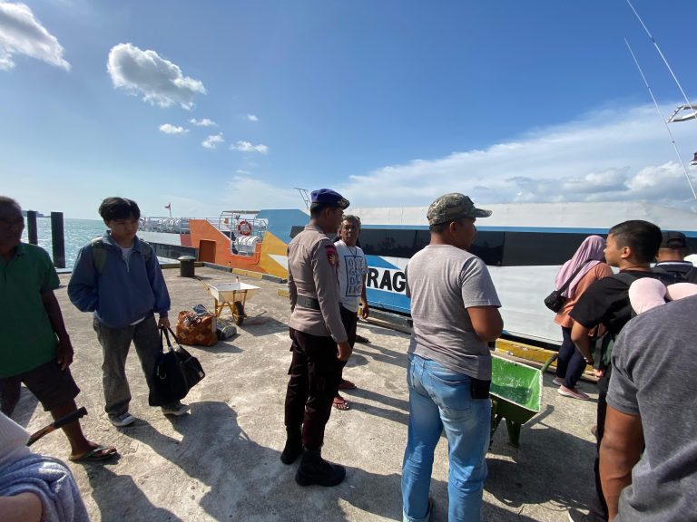 Satuan Polisi Air dan Udara (Satpolairud) Polres Lingga memperketat pengamanan di Pelabuhan Jagoh, Kecamatan Singkep Barat, Kabupaten Lingga, Rabu (30/7/2025). Foto: INIKEPRI.COM