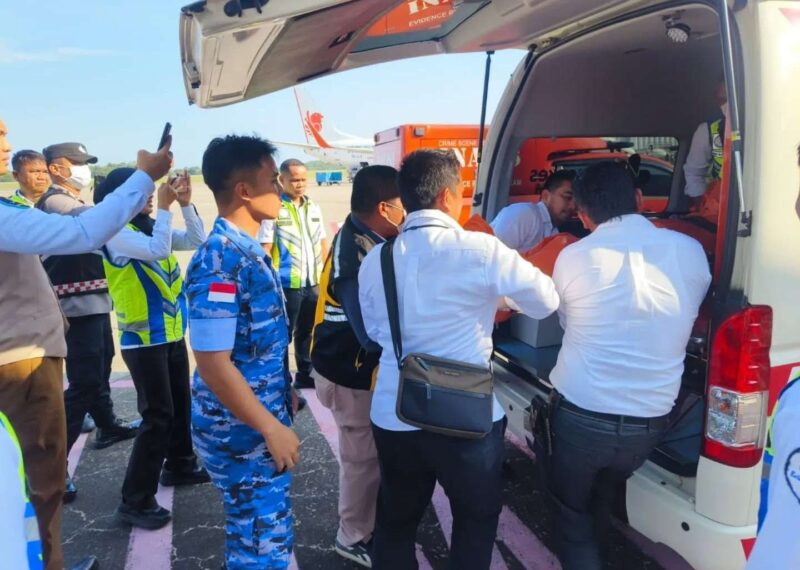 Respon Cepat Personel Lanud Hang Nadim Evakuasi Penumpang Super Air Jet yang Meninggal Dunia dalam Penerbangan
Foto: Lanud Hang Nadim