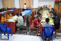 Sejumlah siswa sekolah rakyat menikmati hidangan makan malam di tempat makan sementara setibanya di Sentra Efata, Naibonat, Kabupaten Kupang, NTT, Jumat (11/7/2025). Sentra Efata melakukan penjemputan untuk 100 siswa sekolah rakyat untuk mulai tinggal di Sentra Efata sebelum menjalani proses pembelajaran di sekolah rakyat pada 14 Juli 2025. Foto: ANTARA/Fauzan/sgd