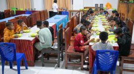 Sejumlah siswa sekolah rakyat menikmati hidangan makan malam di tempat makan sementara setibanya di Sentra Efata, Naibonat, Kabupaten Kupang, NTT, Jumat (11/7/2025). Sentra Efata melakukan penjemputan untuk 100 siswa sekolah rakyat untuk mulai tinggal di Sentra Efata sebelum menjalani proses pembelajaran di sekolah rakyat pada 14 Juli 2025. Foto: ANTARA/Fauzan/sgd