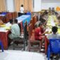 Sejumlah siswa sekolah rakyat menikmati hidangan makan malam di tempat makan sementara setibanya di Sentra Efata, Naibonat, Kabupaten Kupang, NTT, Jumat (11/7/2025). Sentra Efata melakukan penjemputan untuk 100 siswa sekolah rakyat untuk mulai tinggal di Sentra Efata sebelum menjalani proses pembelajaran di sekolah rakyat pada 14 Juli 2025. Foto: ANTARA/Fauzan/sgd
