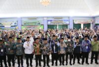 Ahmad Husen, Wakil Ketua Bidang Penerimaan dan Pemberangkatan (tujuh dari kanan) foto bersama usai serah terima jemaah kloter BTH 25. Foto: INIKEPRI.COM