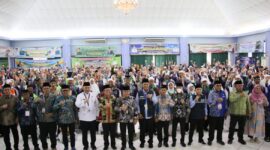 Ahmad Husen, Wakil Ketua Bidang Penerimaan dan Pemberangkatan (tujuh dari kanan) foto bersama usai serah terima jemaah kloter BTH 25. Foto: INIKEPRI.COM