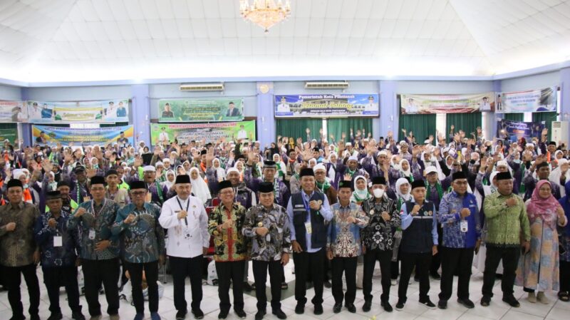 Ahmad Husen, Wakil Ketua Bidang Penerimaan dan Pemberangkatan (tujuh dari kanan) foto bersama usai serah terima jemaah kloter BTH 25. Foto: INIKEPRI.COM